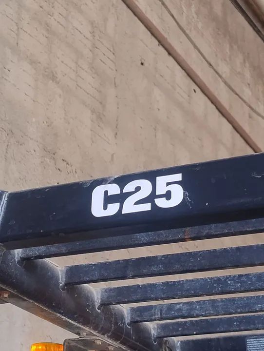 Empilhadeira Clark C25  2010 2.500 KG - Foto 4