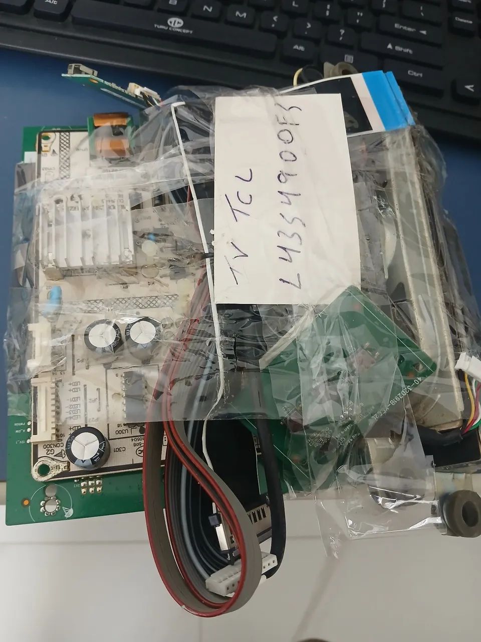 Placa fonte, principal, autofalantes, sensor e cabos flat tv TCL 43s4900fs - Foto 2