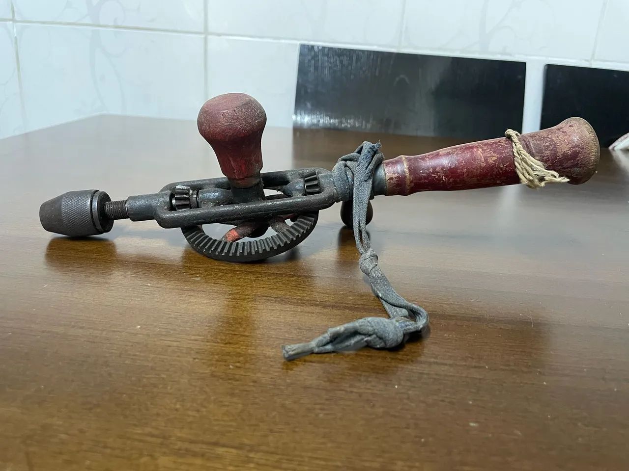 Furadeira de mão antiga