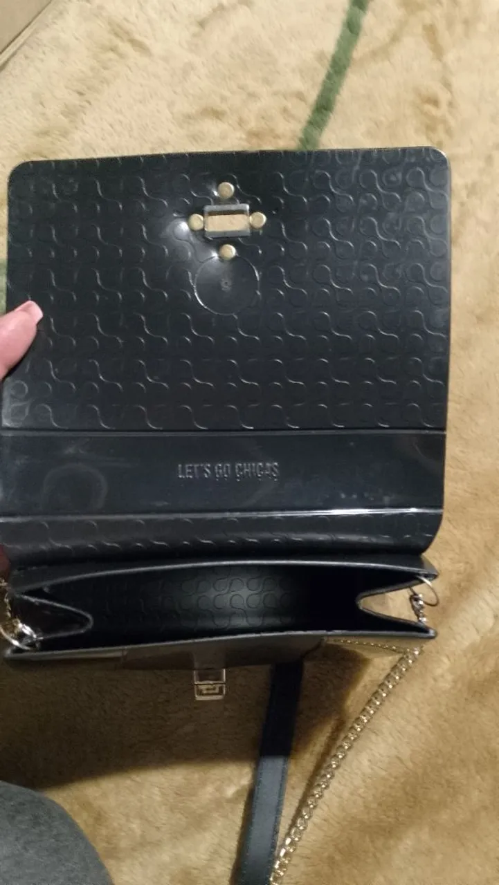 Bolsa preta com detalhes e frase 'Let's Go Chicas'