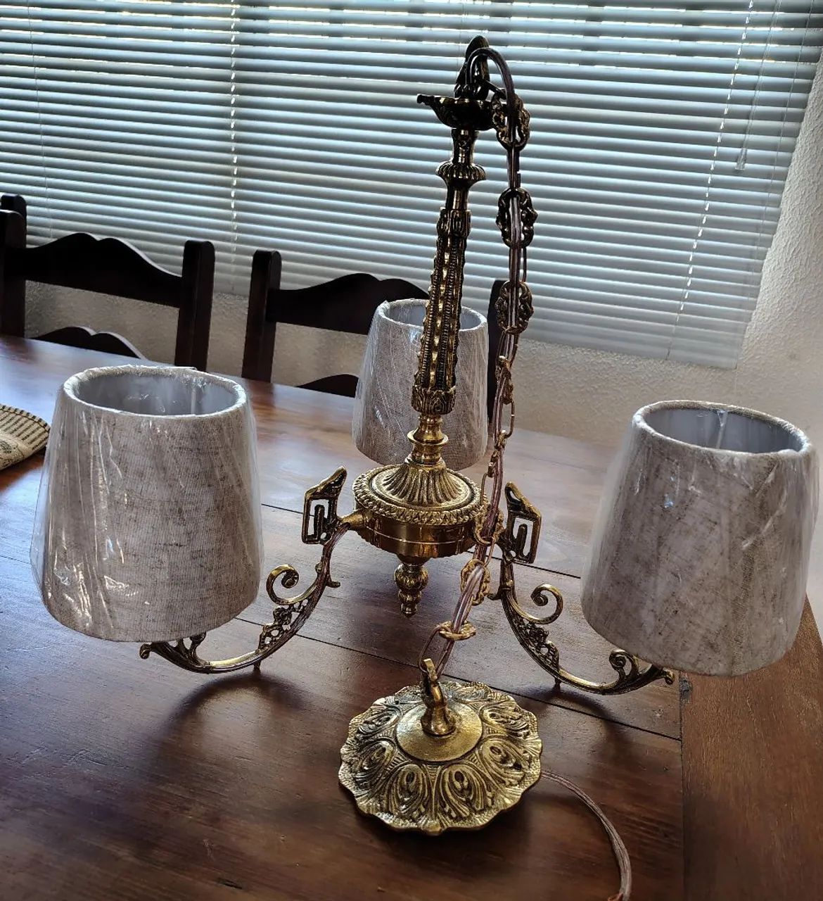 Lustre antigo em bronze maciço para três lâmpadas com cúpulas em linho - Foto 5