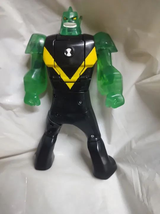 Boneco Ben 10 - transformavel vira diamante (usado)