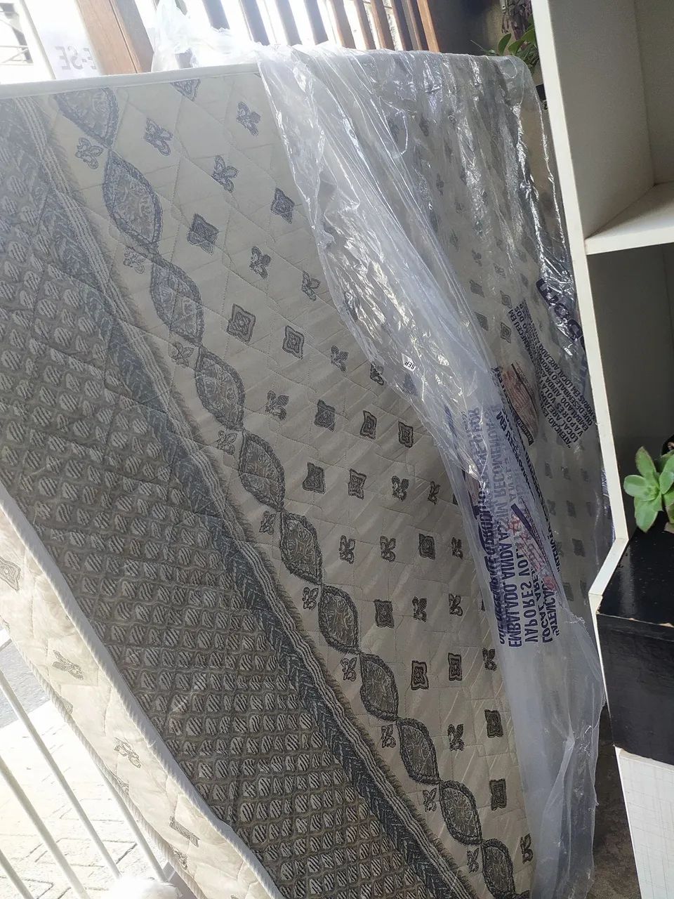 Colchão casal Castor. Bege. Novo. Densid 60. Alt 18 cm. E doa_se cama de madeira.