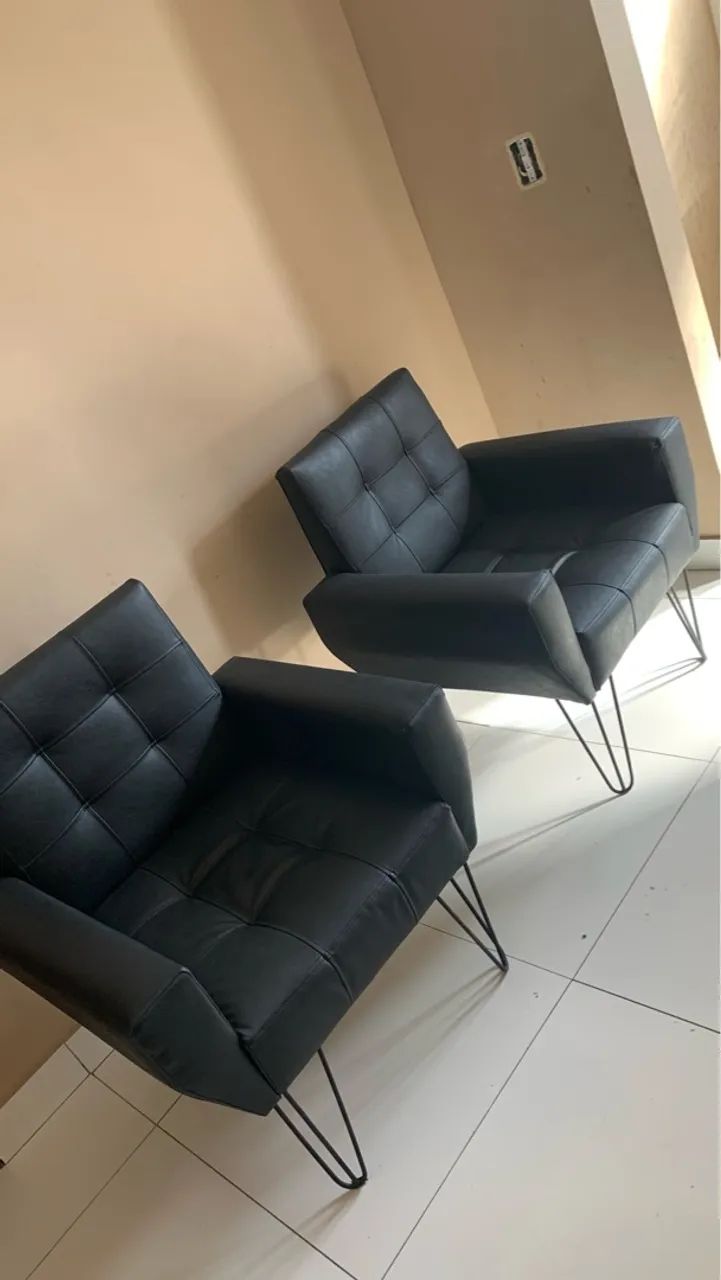 Poltronas de Couro Preto com Design Moderno