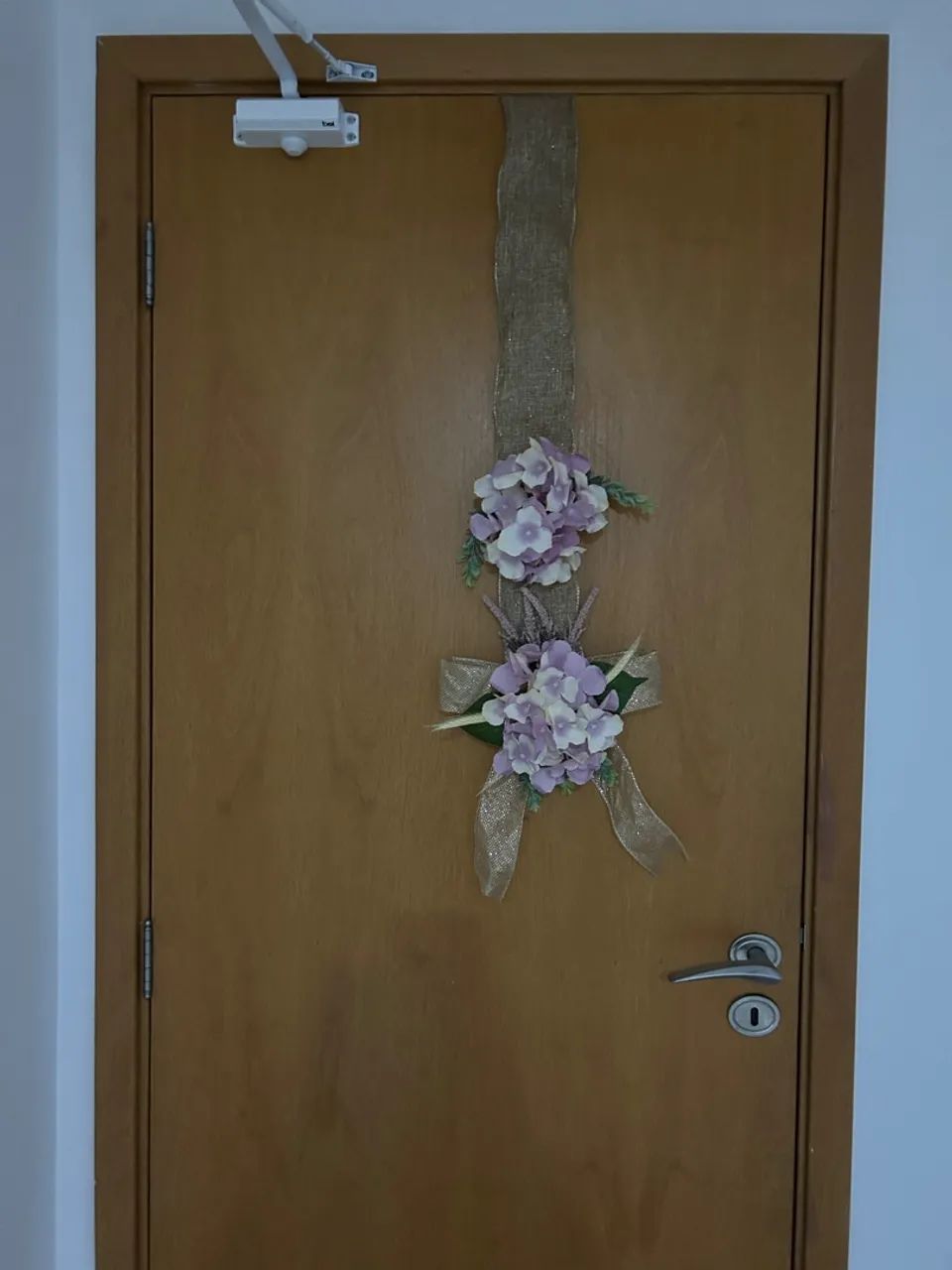 Guirlanda de Fita dupla para porta com flores artificiais - Foto 5