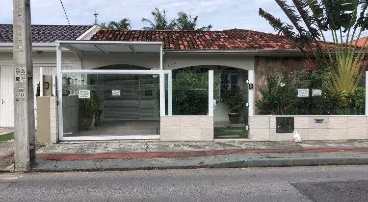 Vendo casa c 5 kitnets