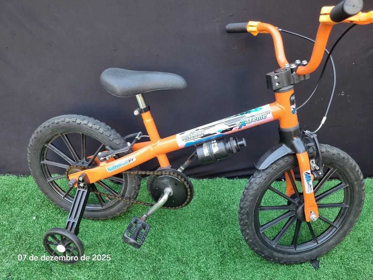 Bicicleta laranja infantil com rodinhas - Foto 3