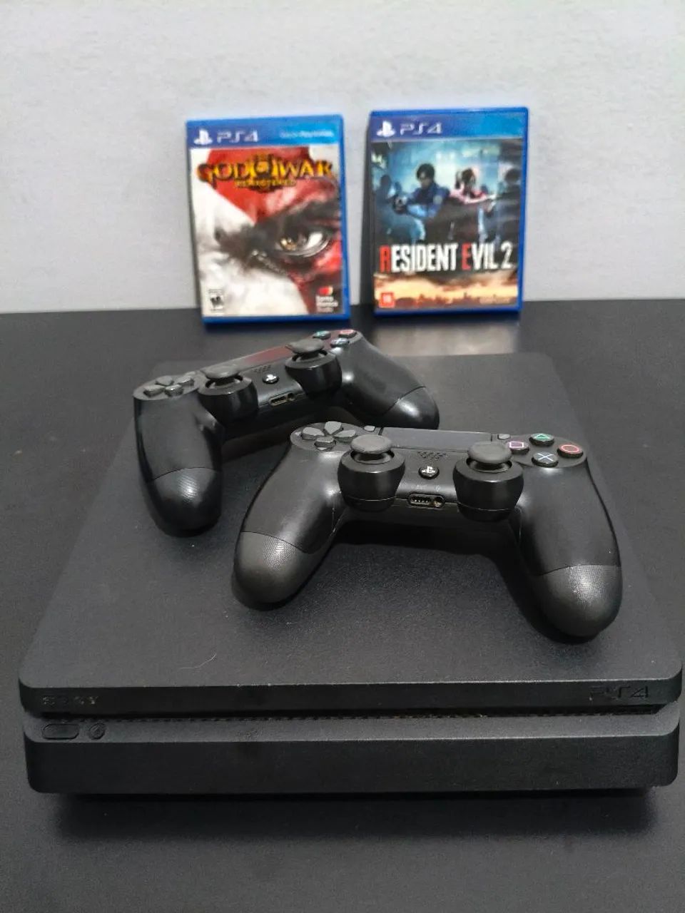 PlayStation 4 Slim 1 TB + 2 Controllers + 2 Games