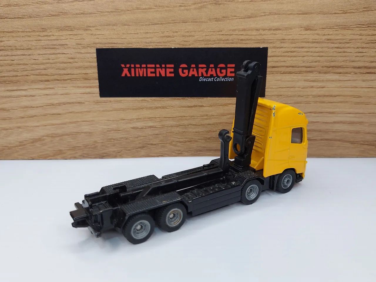 Siku Volvo Truck com lift e guindaste  - Foto 2
