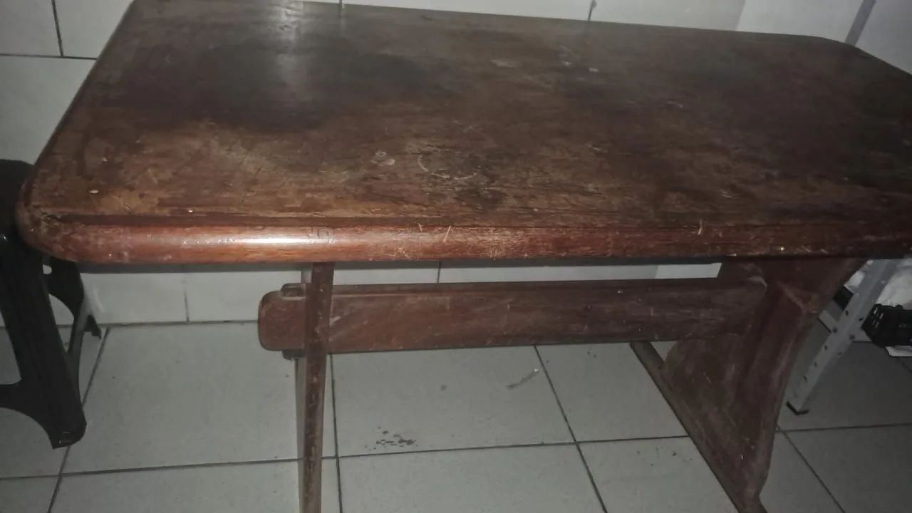 Mesa de madeira grande . - Foto 2