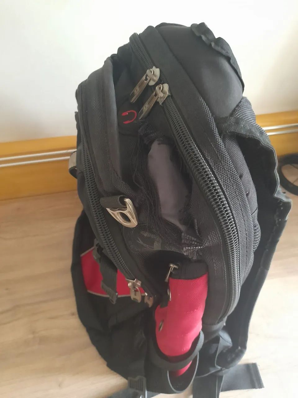 Mochila marca wenger com defeito - Foto 3
