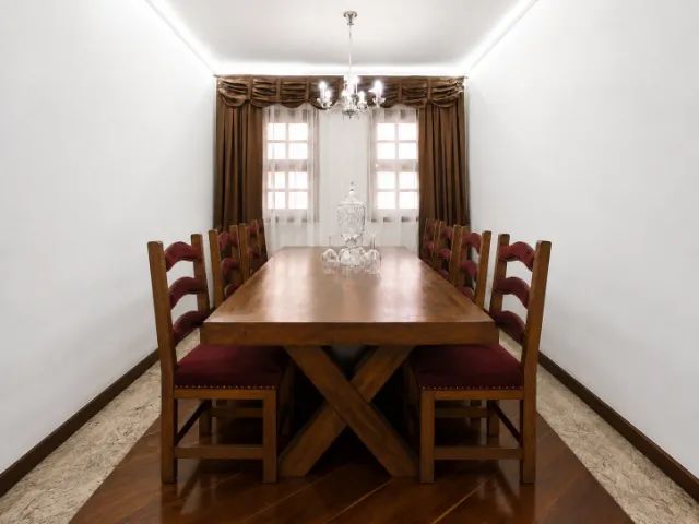 Mesa de Jantar em Madeira Nobre com 8 Cadeiras Estofadas - Foto 2
