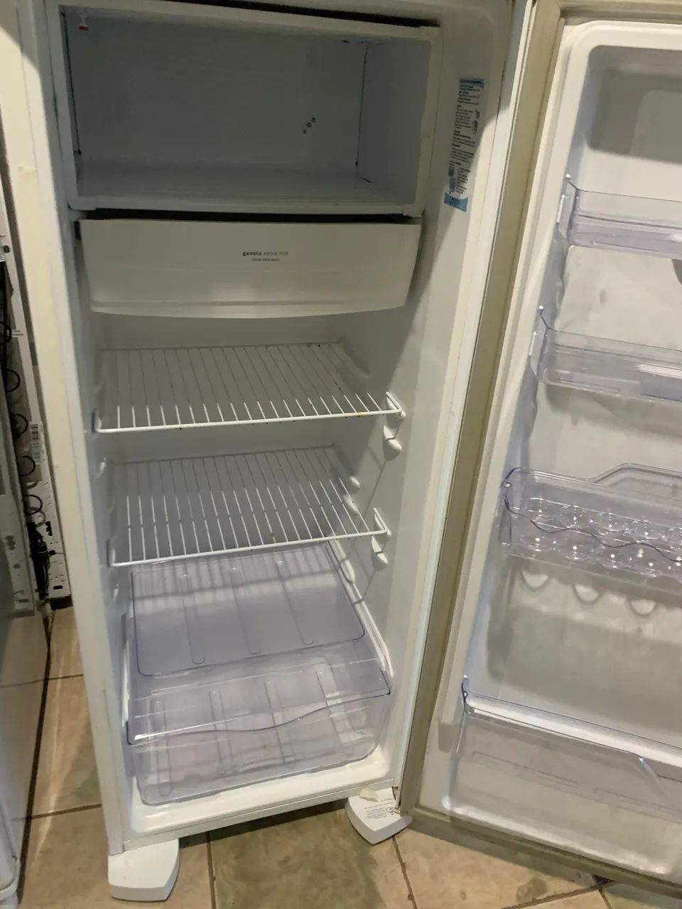 Vendo essa geladeira semi nova Electrolux 