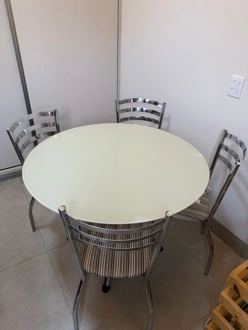 Mesa com 4 cadeiras  - Foto 2