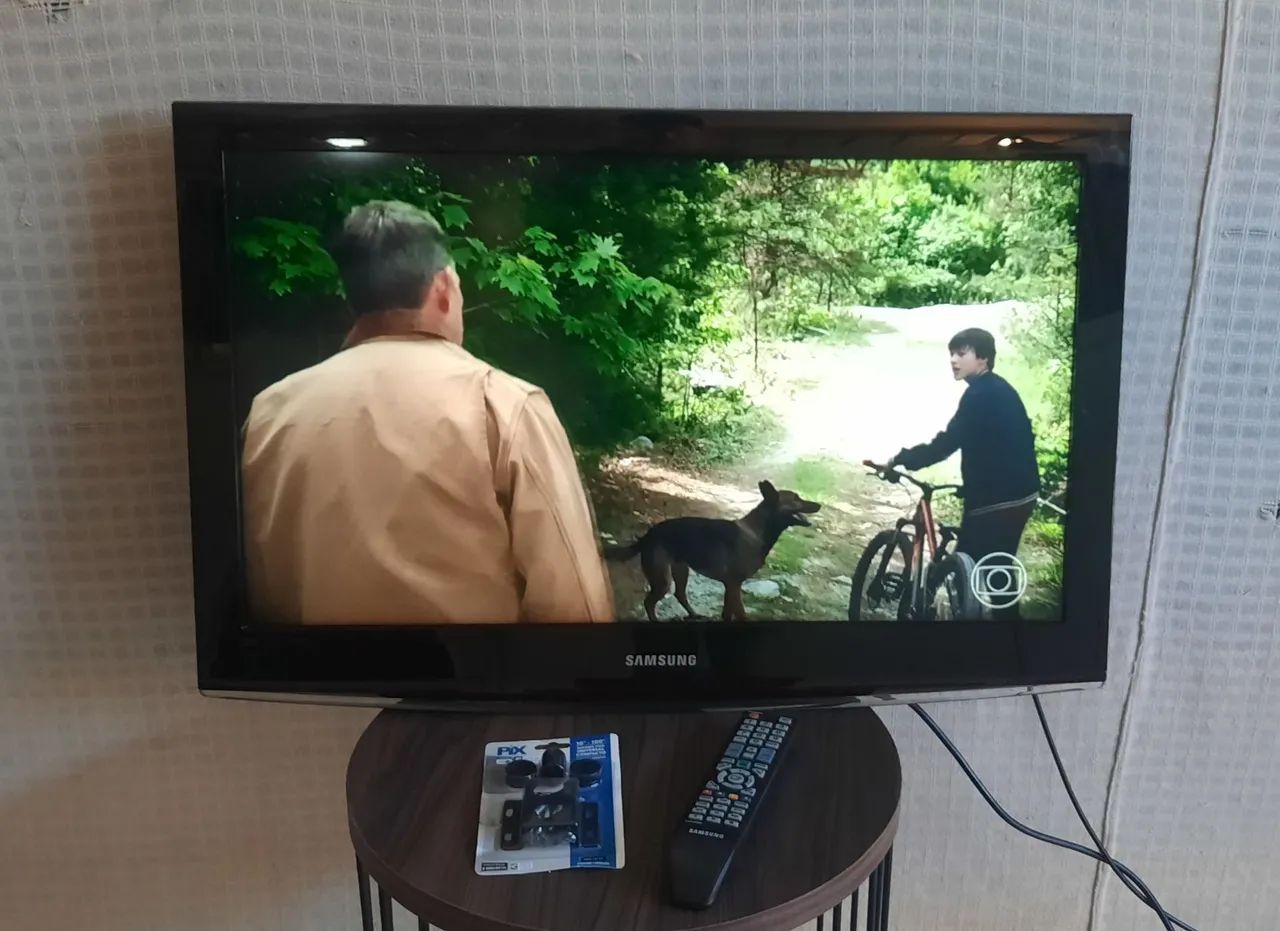 Tv samsung 32 polegadas não é smart acompanha um suporte para colocar na parede  - Foto 4