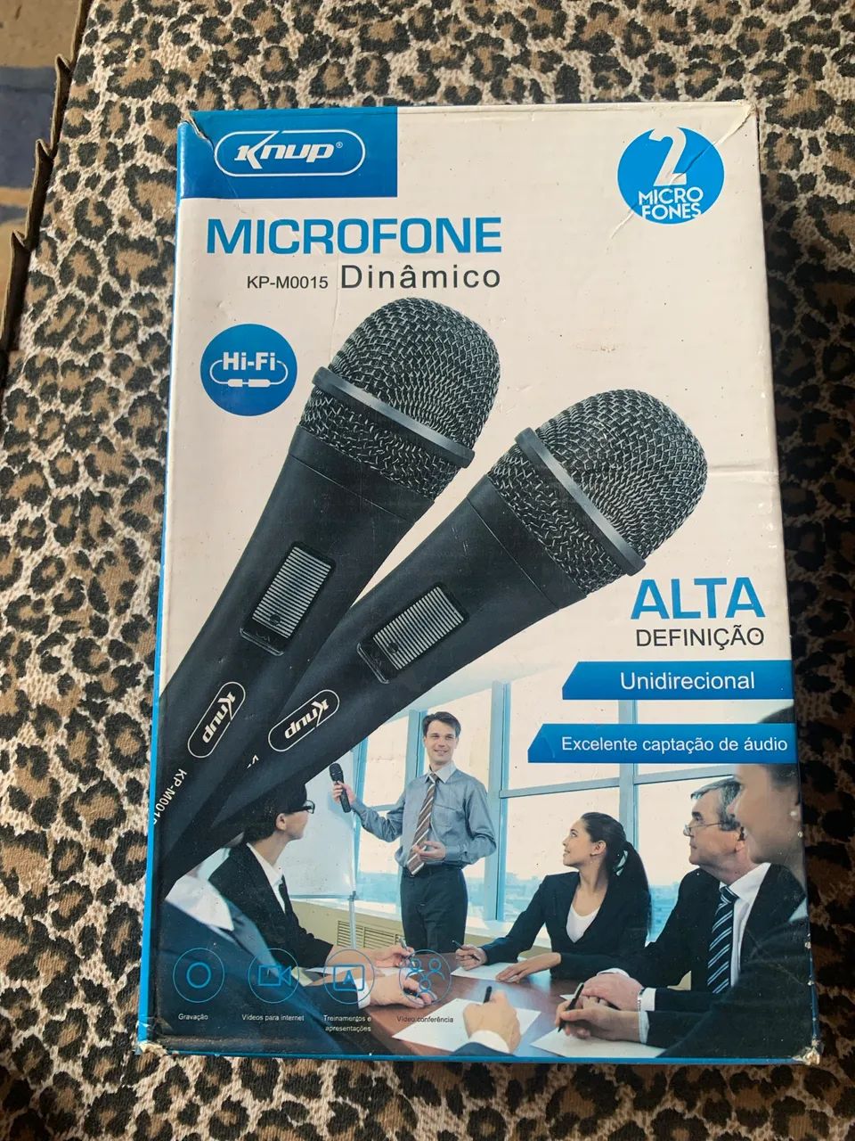 Um microfone  - Foto 3
