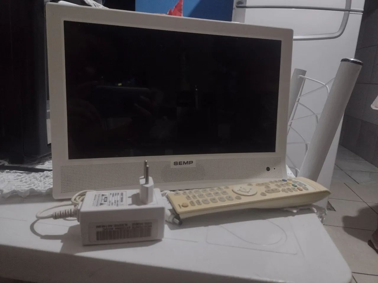 Vende-se TV Semp Toshiba HDMI 14 polegadas 12W.