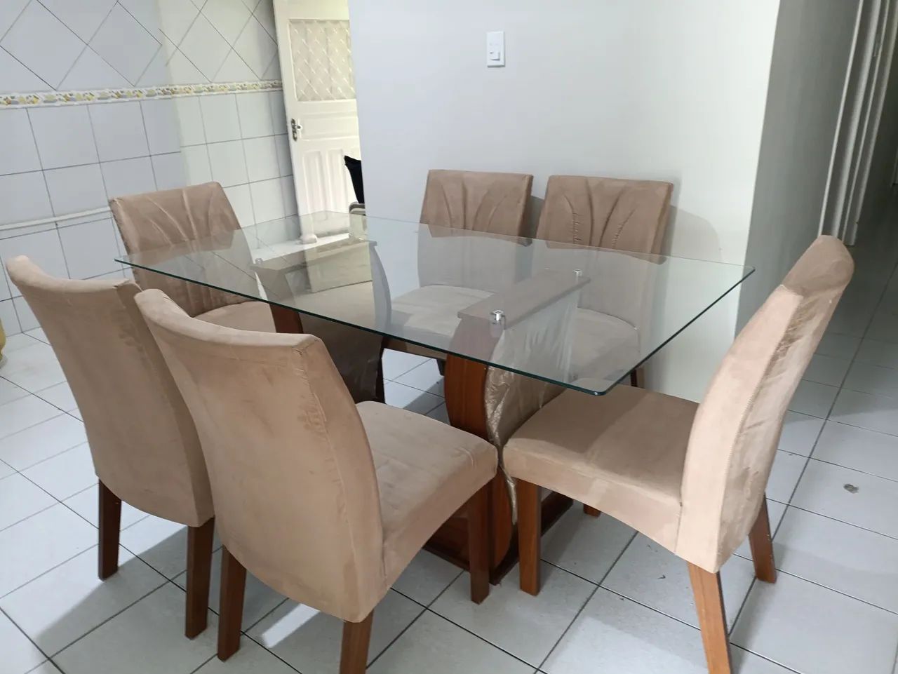 Mesa de vidro com seis cadeiras