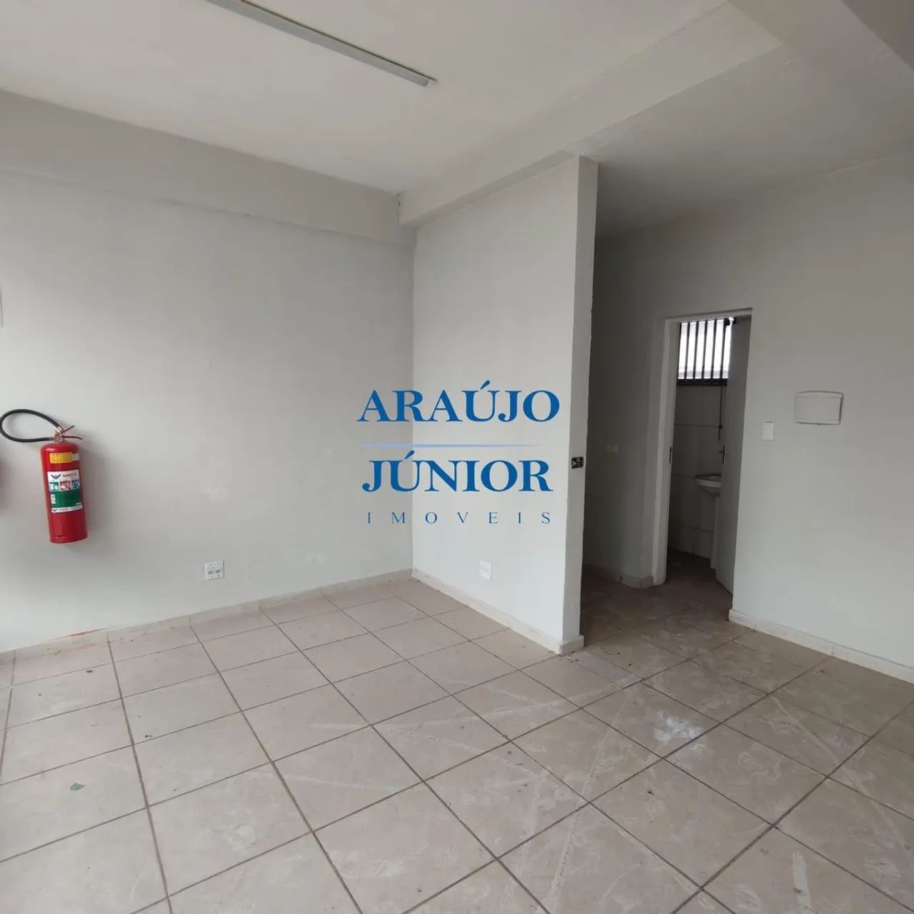 Sala Comercial no centro! Para Locação! - Foto 4