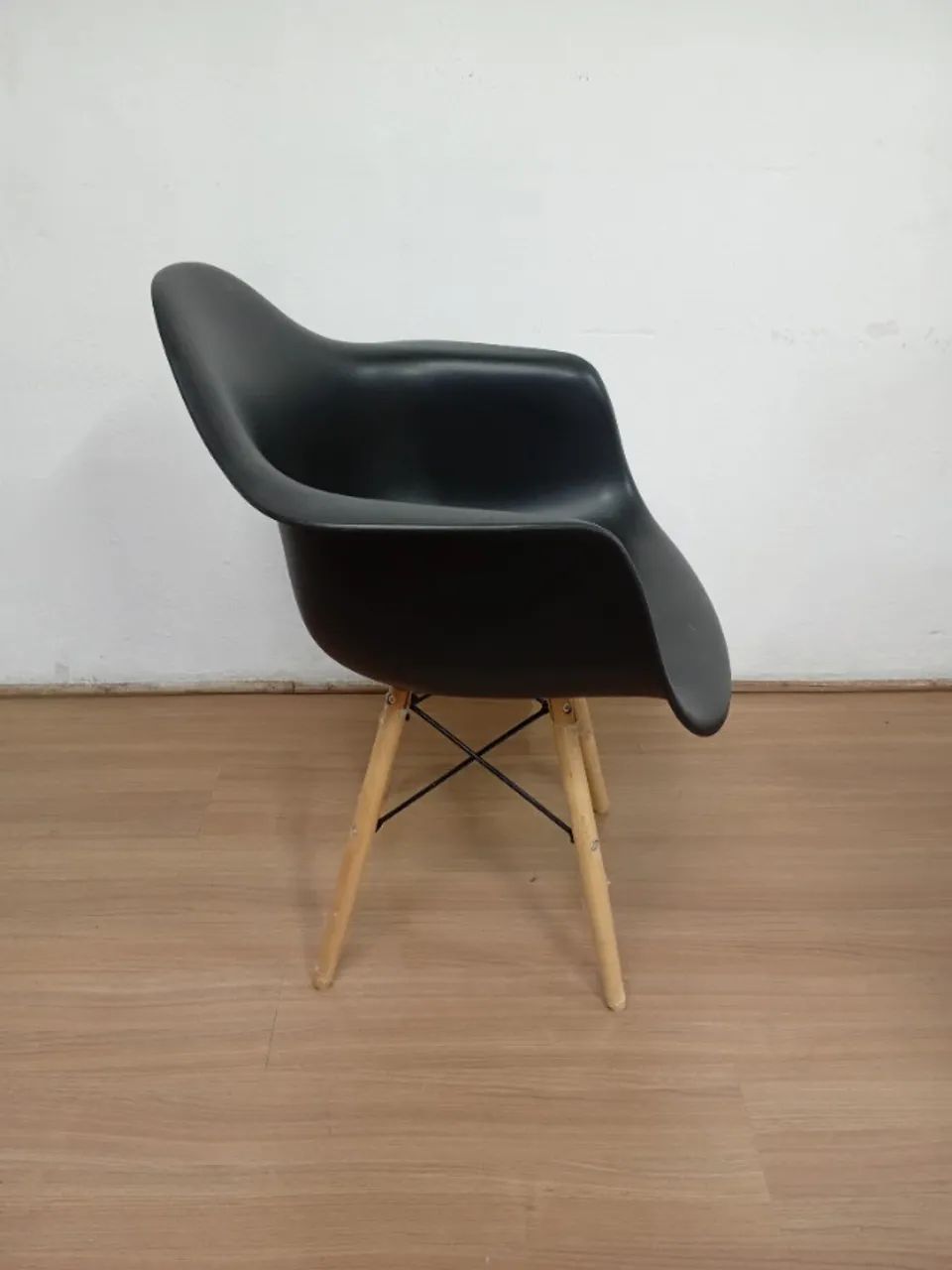 Cadeira Design Charles Eames Dkr Eiffel com Braços Preta - Foto 3