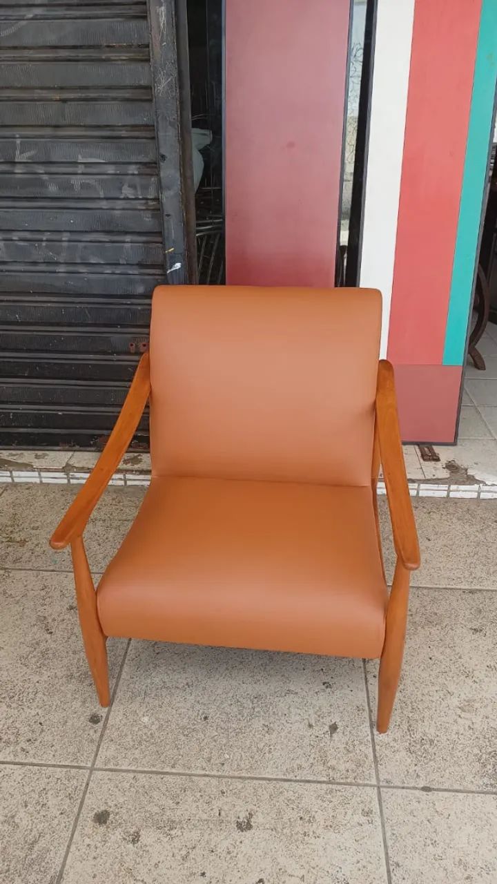 Poltrona de Design Mid-Century (Madeira Maciça e Courino Caramelo)