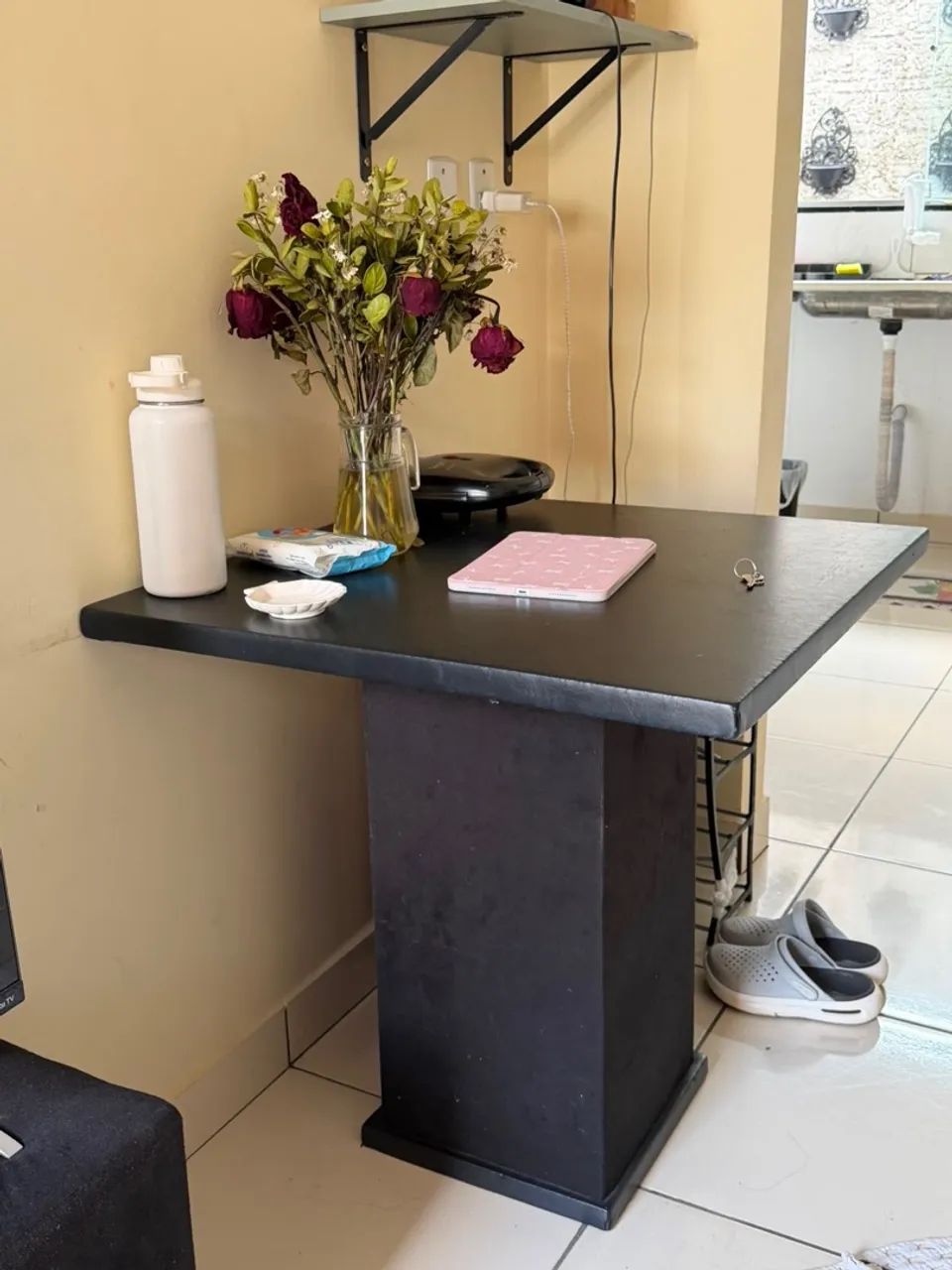 Vende-se mesa de mdf com três puffs  - Foto 2