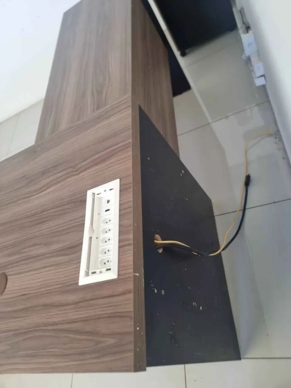 Mesa Executiva em L com Gaveteiro e Tomadas Embutidas - Foto 4