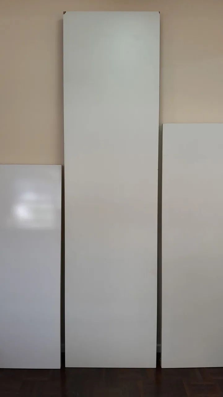 Tablado para vitrine em MDF branco, com rodinhas de silicone. Medindo 1,74m X 0,65 m. - Foto 2