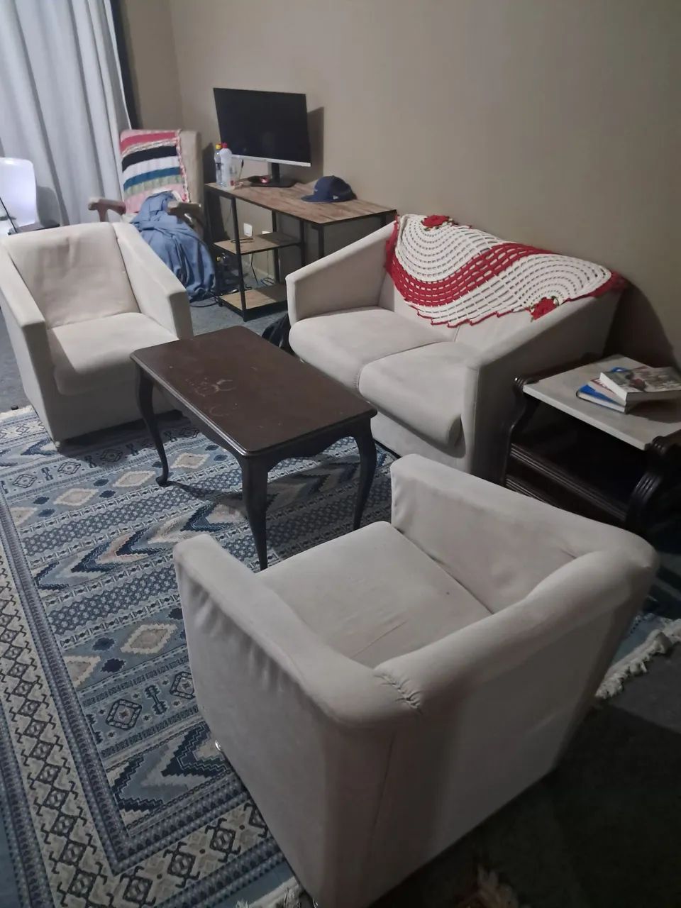 Vendo jogo de sofá de dois lugares e duas poltronas  - Foto 3