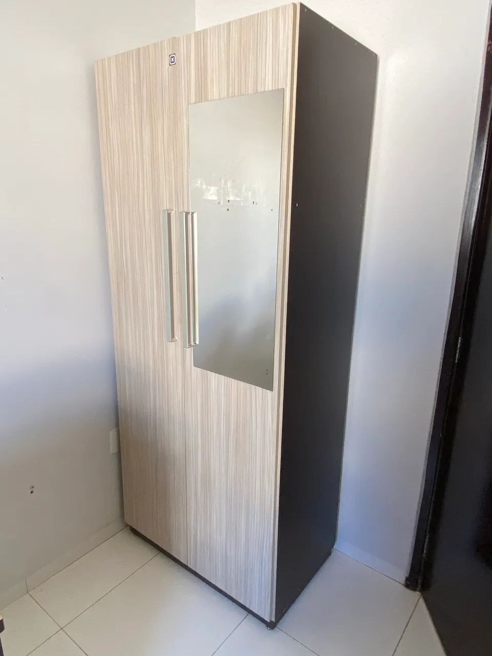 Guarda-Roupa 2 Portas com Espelho - Excelente Estado