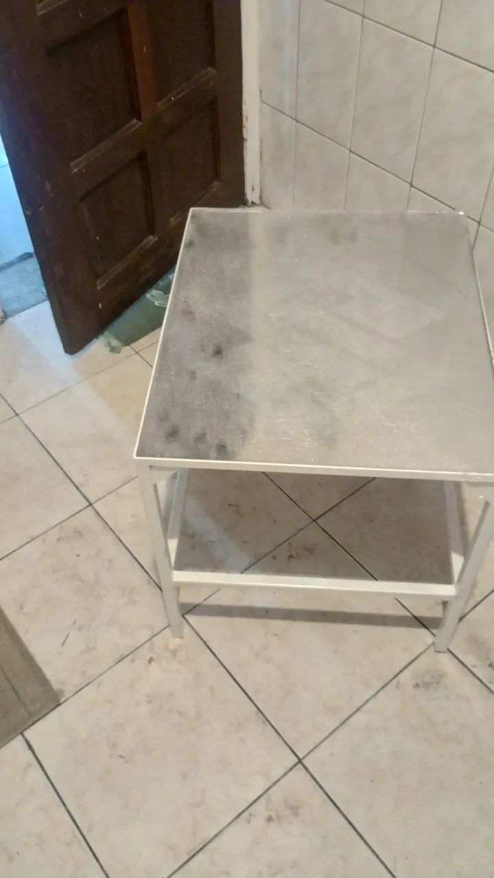 Mesinha de centro de ferro e acrílico