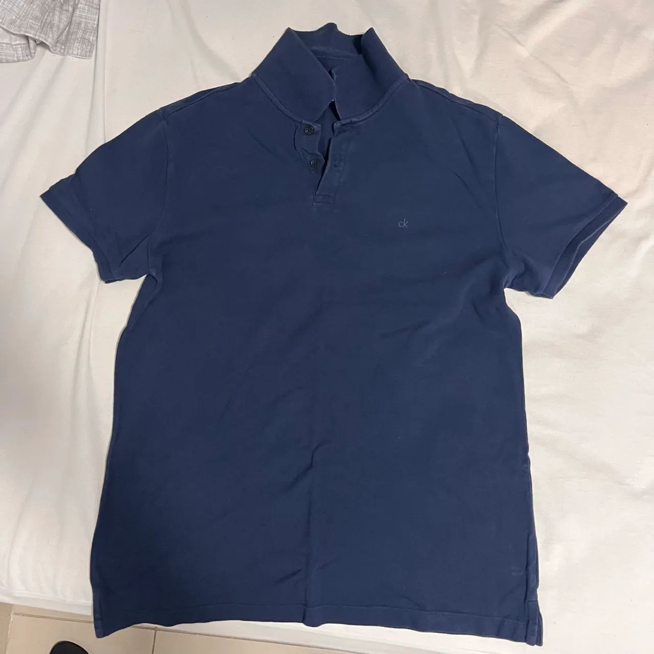 Polo calvin klein azul marinho, Tamanho M - Foto 2