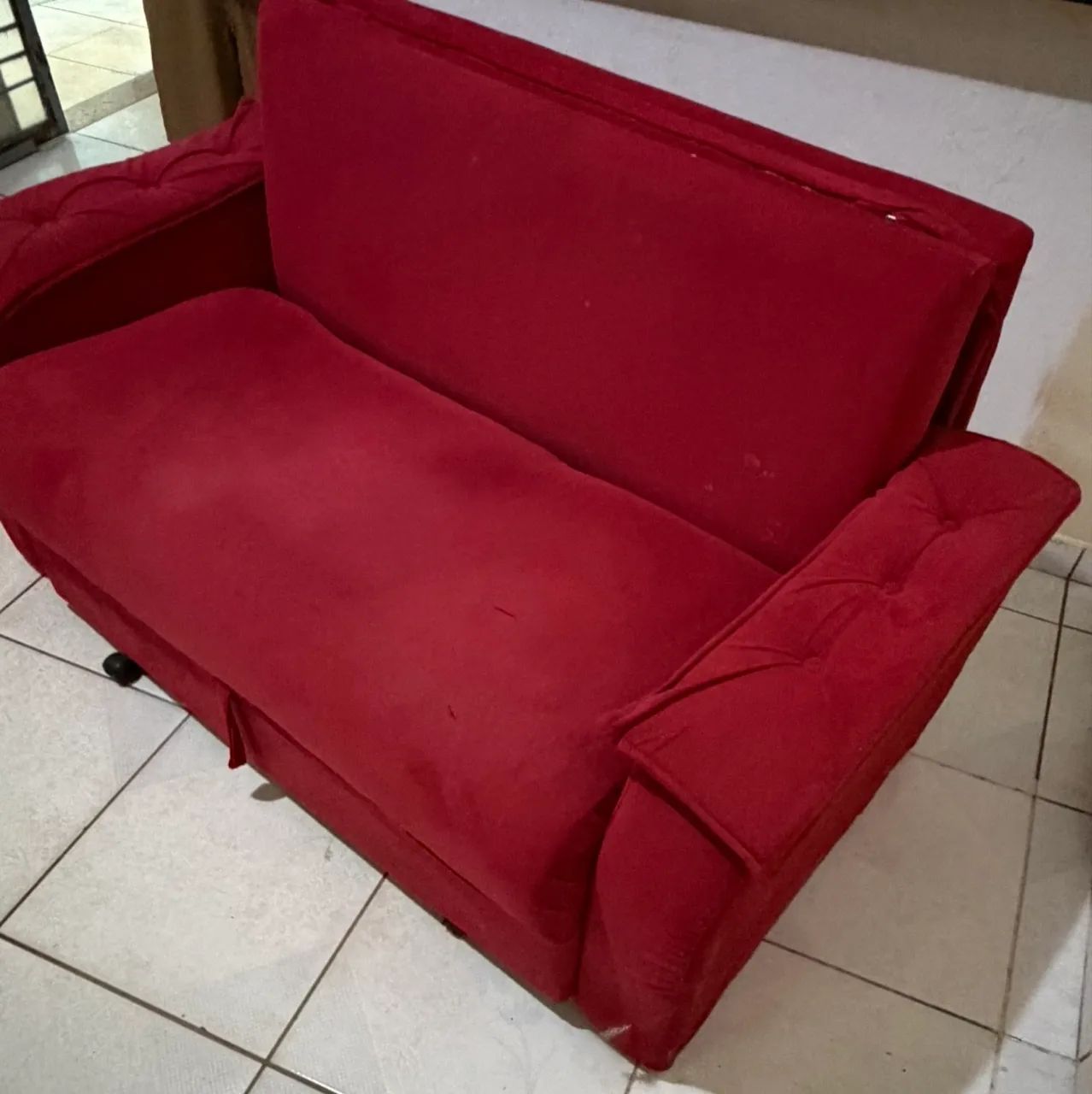 Sofá cama vermelho conservado bastante confortável  - Foto 3