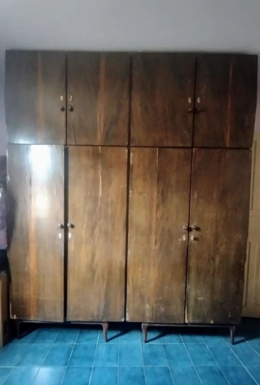 Guarda roupa de madeira maciça.