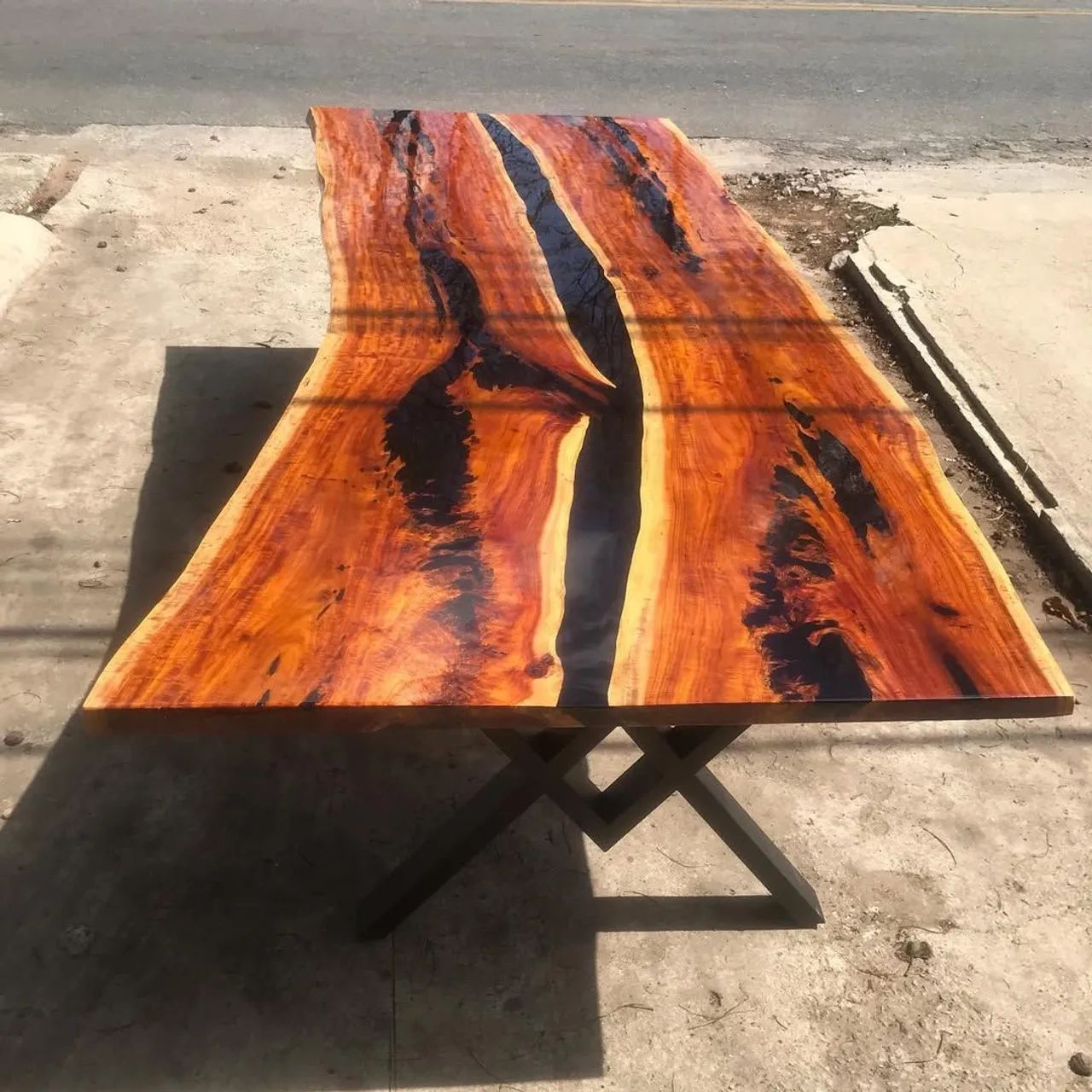 Mesa de Madeira maçiça e resina epoxi