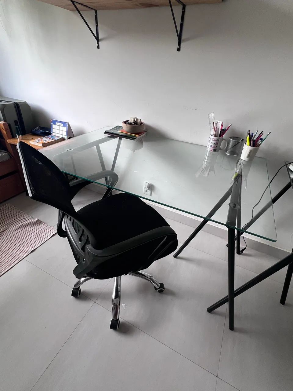 Mesa de escritório com cadeira