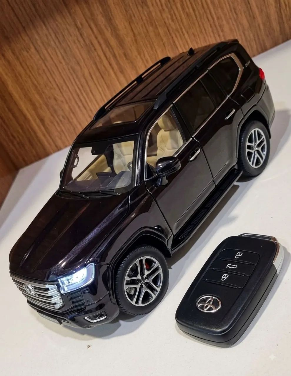 RÉPLICA EXCLUSIVA TOYOTA LAND CRUISER 