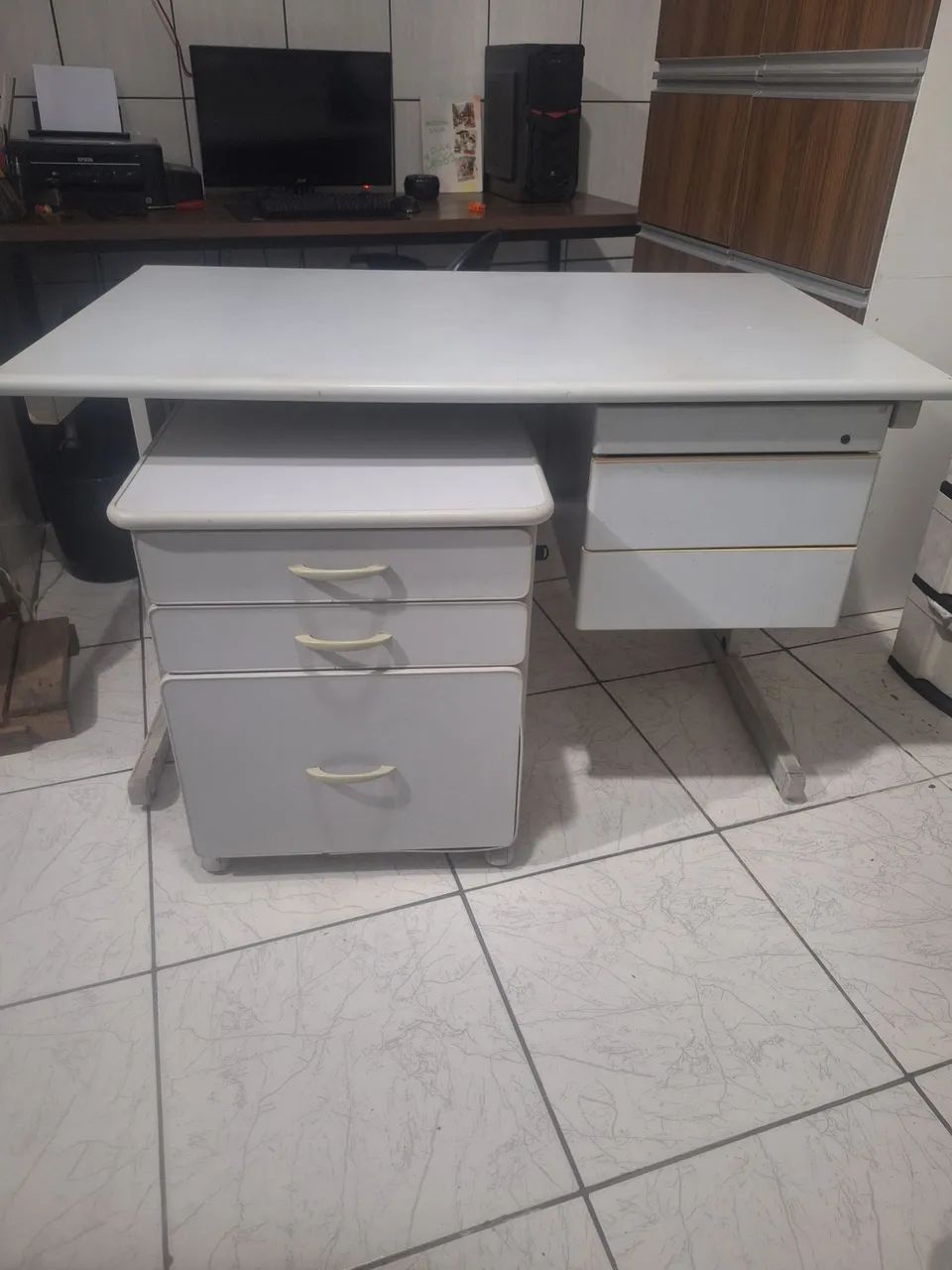 Mesa para Escritório com Gaveteiro 