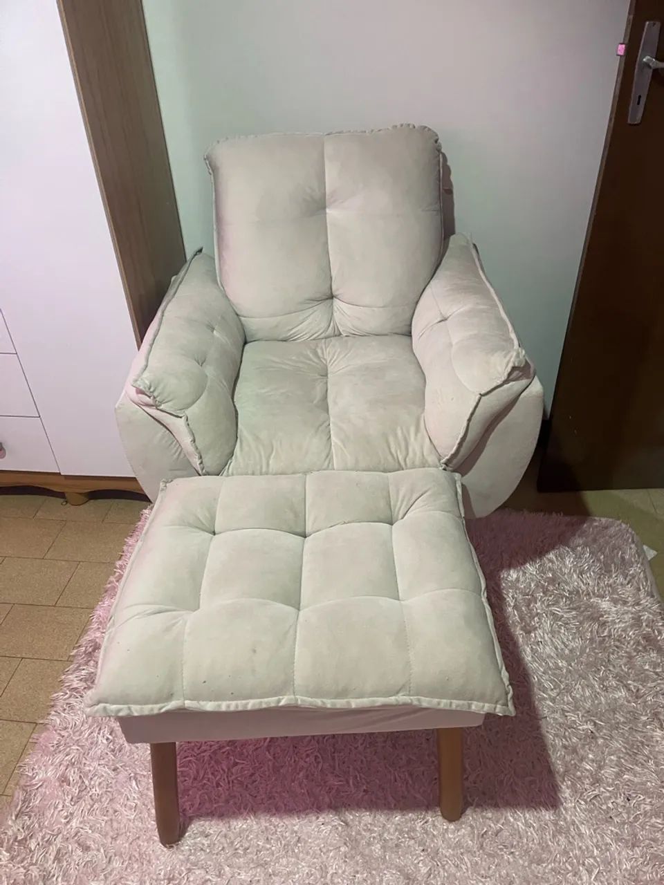 Vendo poltrona com pulf e cortinado 