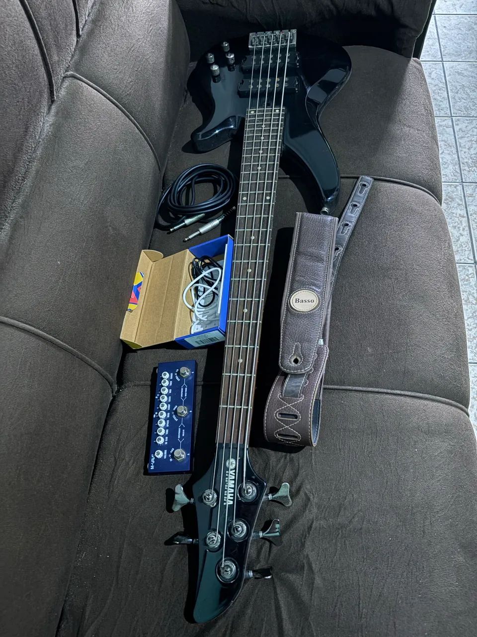Baixo Yamaha, pedal e acessórios 