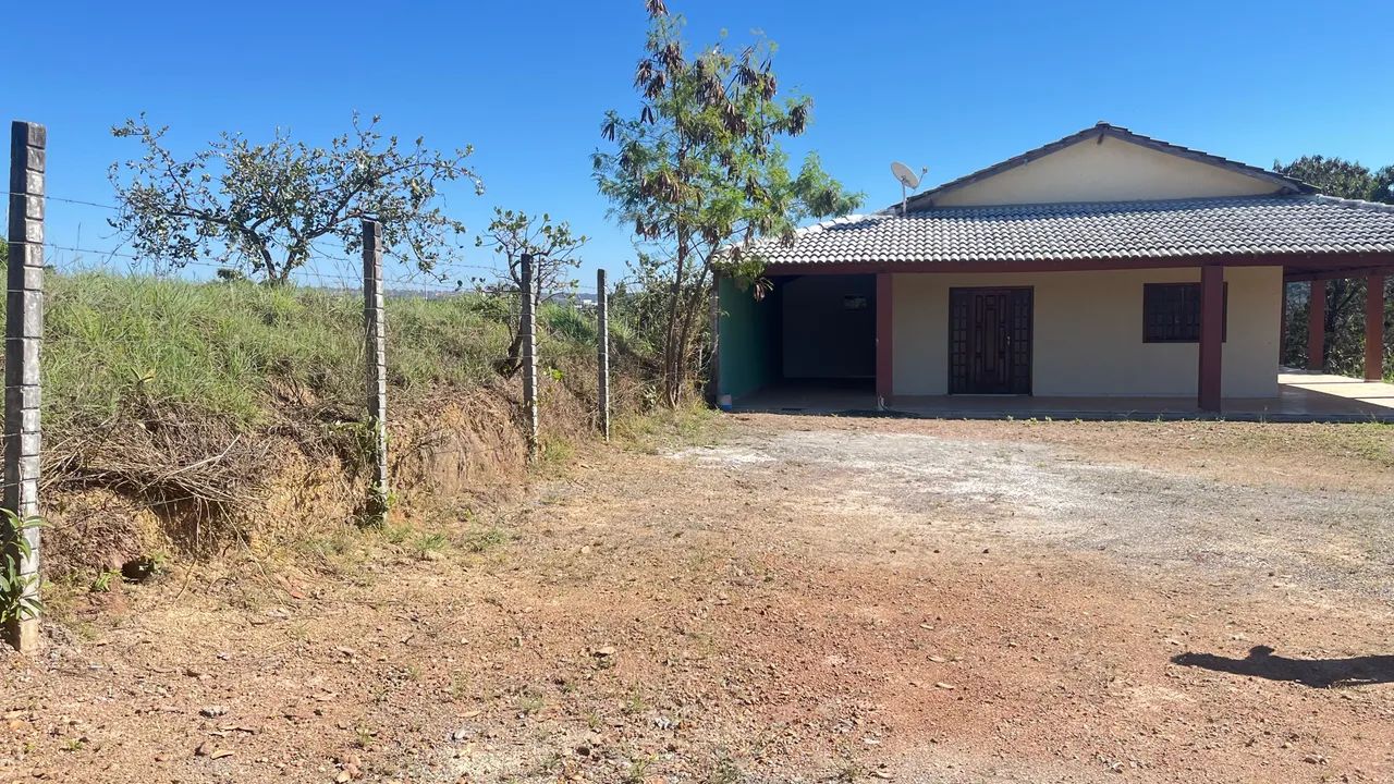 Ótima casa em Condomínio Fechado 