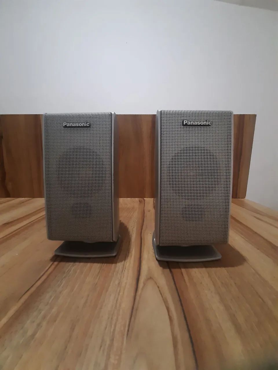 Duas caixas acústicas pequenas panasonic 3ohns 30 watts cada.