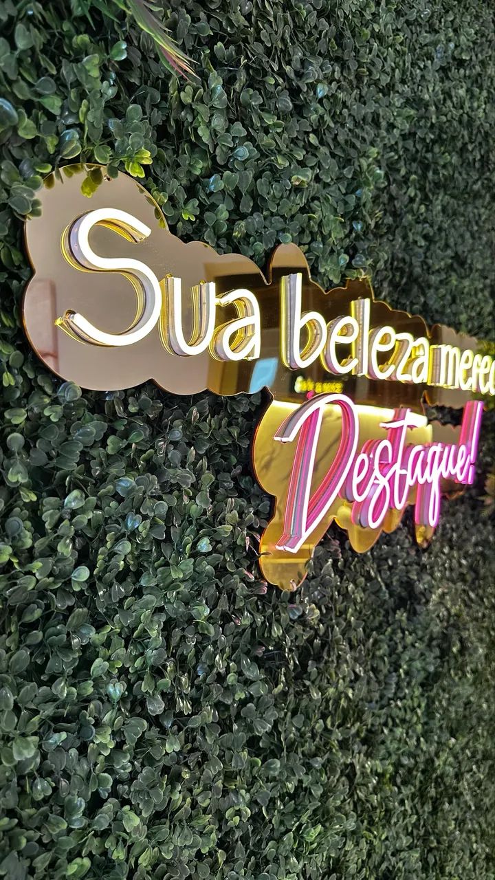 Placa de neon com frase 
