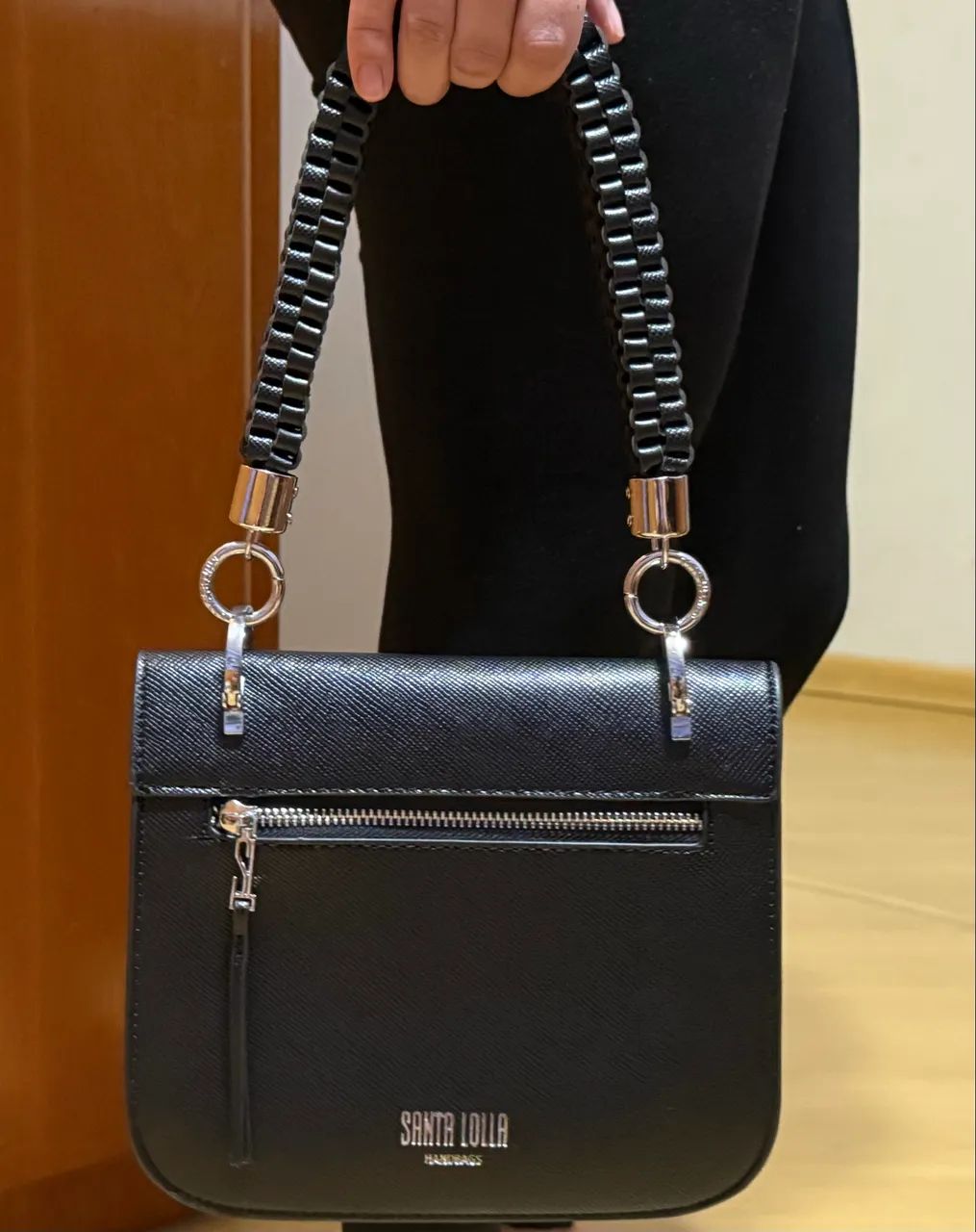 Bolsa handbag Santa Lolla preta com alça trançada - Foto 4