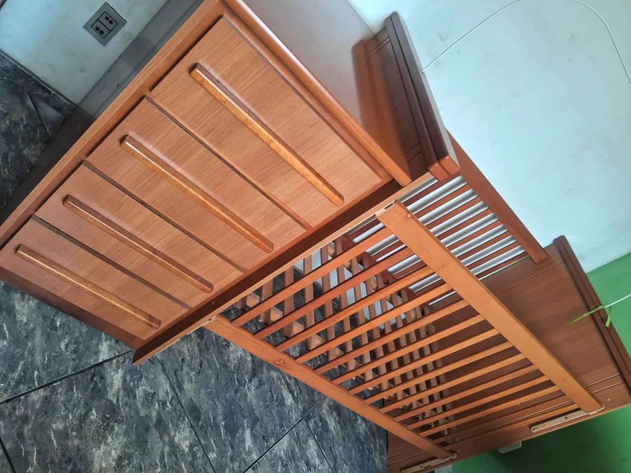 Berço com cômoda e troca fralda, com 4 gavetas, regulagem na grade, todo em MDF resistente - Foto 3
