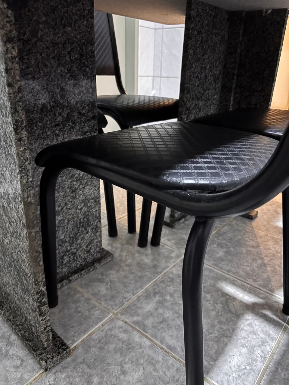 Vende- se mesa de mármore com 6 cadeiras  - Foto 3
