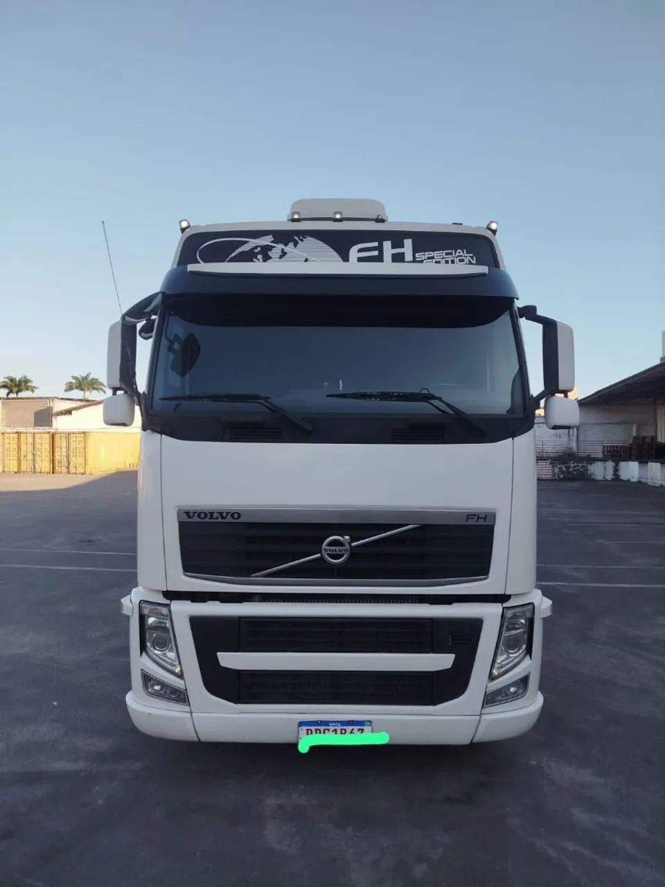 FH 460 engatado com carreta sider 2018