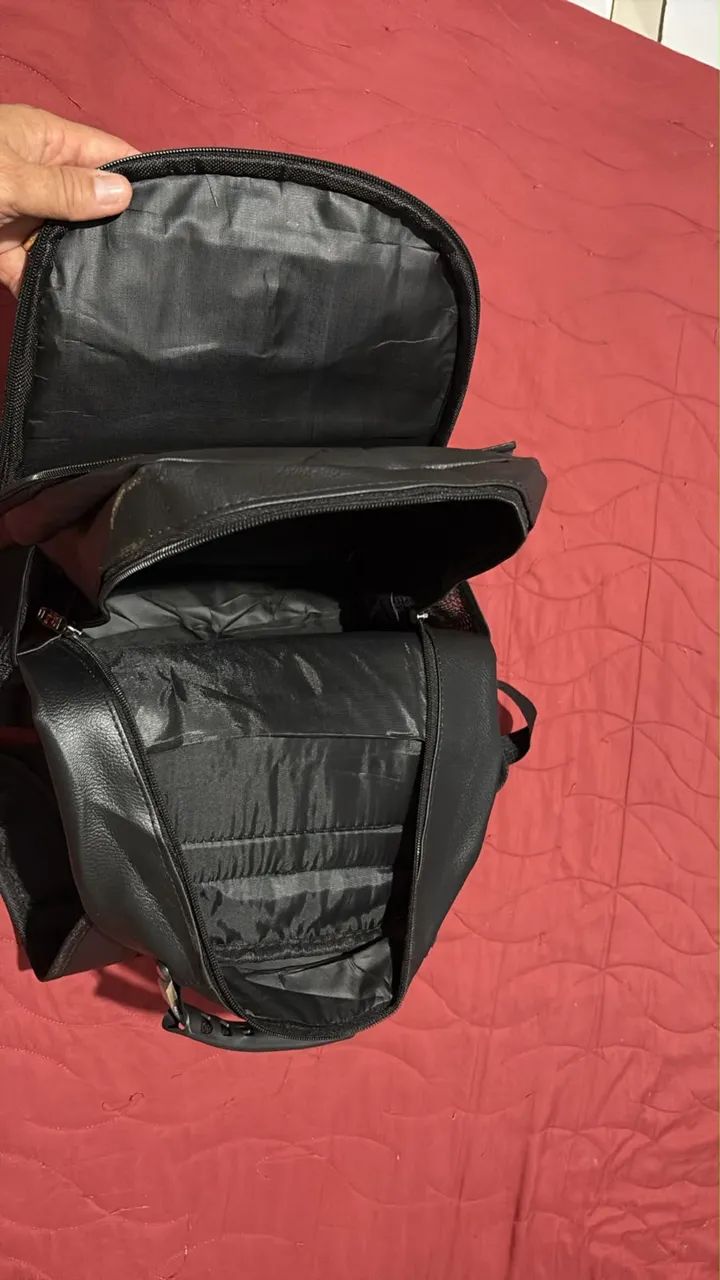 Mochila de Couro média Preta, com  Bolso para Notebook  - Foto 2