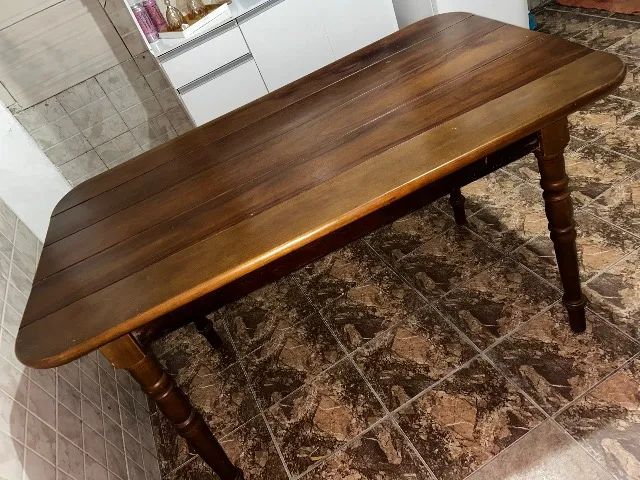 Mesa de madeira maciça 
