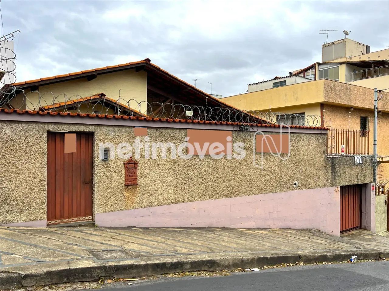 Imóvel ideal para que quer trabalhar e morar no mesmo endereço, com acessos independentes. - Foto 2